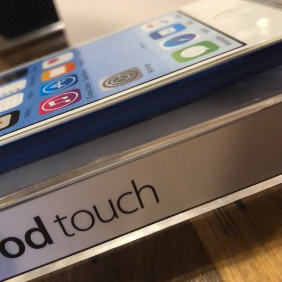 SOLD!!!! BRAND NEW IN BOX 16 GB IPOD TOUCH - Picture 4 of 4